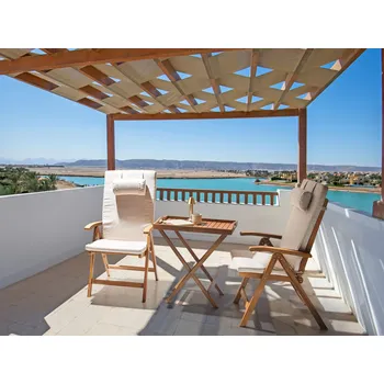 Zahradní nábytek Zahradní bistro set Akáciový dřevěný stůl 2 židle se světle béžovými polštáři Odolný proti UV záření Skládací Beliani