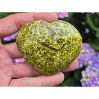 Přírodní kámen Opál zelený hladké srdce z Madagaskaru 152g