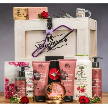 Dárkový potravinový koš Dárková Truhla s luxusní kosmetikou – růže + mandlový květ | Manboxeo.cz | Manboxeo.cz