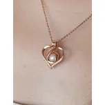 Pan Perla Stříbrný náhrdelník ve tvaru srdce s perlou 91/STR7 Barva řetízku s přívěskem: Růžová, Tvar přívěsku: Srdce, Barva perly v mušli: Růžová - Zdraví