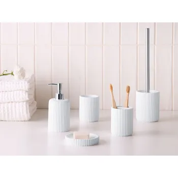 Dávkovač mýdla 5dílná sada koupelnových doplňků bílá umělá pryskyřice dávkovač mýdla WC kartáč pohár na zubní kartáčky Beliani
