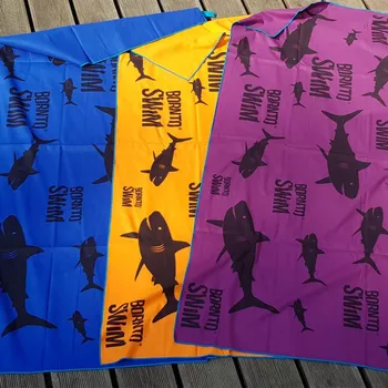 BornToSwim Ručník z mikrovlákna - Žraločí hejno růzé barvy Barva: Červená