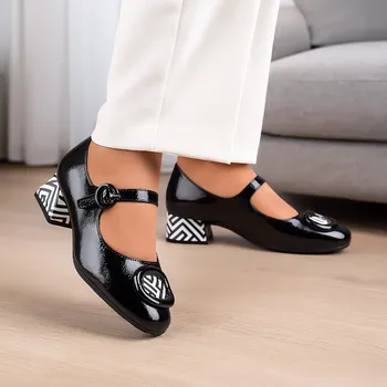 Dámské sandále Pulso Dámské černobílé lakované lodičky s páskem přes nárt Velikost: 38