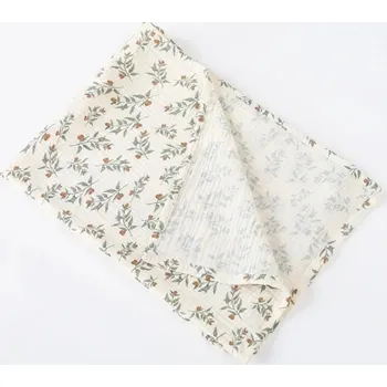 Dekorativní polštářek Bavlněná mušelínová deka pro miminka 85x65 cm Dětská osuška Zavinovačka Vzor zelené větvičky s bobulemi Přírodní motiv