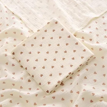 Dekorativní polštářek Mušelínová deka 100 x 100 cm se vzorem srdcí Jemná prodyšná bavlna pro miminka Dětská zavinovačka Osuška Látková plena
