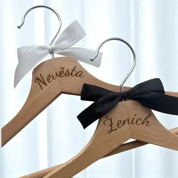 Svatební dekorace Svatební ramínka přírodní (s gravírováním Ženich a Nevěsta - sada 2ks)