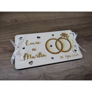 Dřevěné svatební přání s gravírovanými prstýnky