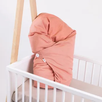 Zavinovačka Tulimese Péřová zavinovačka lněná broskvová VELIKOST ZAVINOVAČKY: VELIKOST 80X80 CM, VARIANTY PROVEDENÍ: ZAPÍNÁNÍ NA KNOFLÍKY