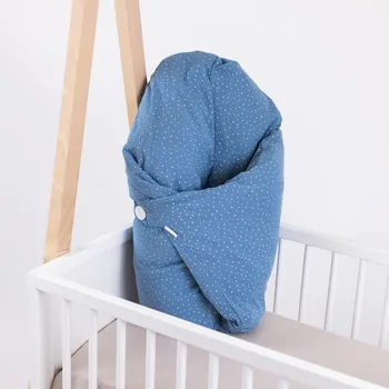 Zavinovačka Tulimese Péřová zavinovačka mušelínová indigo s puntíkem VELIKOST ZAVINOVAČKY: VELIKOST 80X80 CM, VARIANTY PROVEDENÍ: ZAPÍNÁNÍ NA KNOFLÍKY