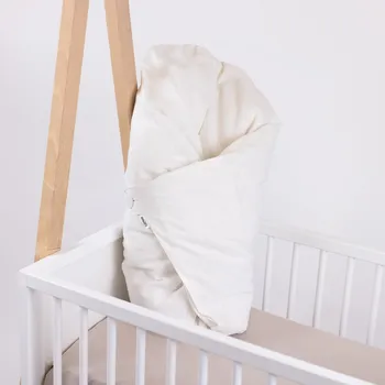 Zavinovačka Tulimese Péřová zavinovačka lněná mandlová VELIKOST ZAVINOVAČKY: VELIKOST 80X80 CM, VARIANTY PROVEDENÍ: ZAPÍNÁNÍ NA KNOFLÍKY