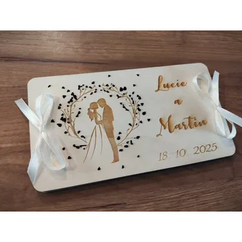 Dřevěné svatební přání s novomanžely a lístky
