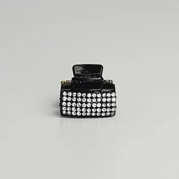 Malý plastový skřipec do vlasů zdobený kamínky- stříbrný