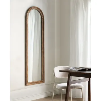 Zrcadlo Celoplošné nástěnné zrcadlo světle hnědý dřevěný rám obloukové velké vysoké závěsné zrcadlo do ložnice obývacího pokoje chodby tradiční styl Beliani