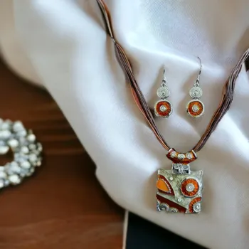 Souprava šperků Sada smaltovaných šperků "Čtverec" Barva: Béžová