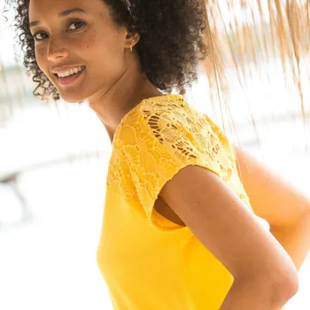 Dámská móda Rovné tričko s výstřihem do V a macramé žlutá 34/36
