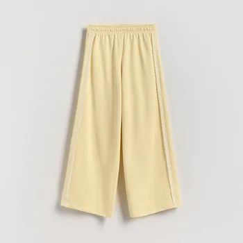 Dětská móda Reserved - Teplákové kalhoty s krajkovými vsadkami - světle žlutá - 071FG-10X - 071FG-10X-152