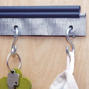 Věšák Multifunkční kedrový držák Hindermann s oky pro zavěšení S-háčků