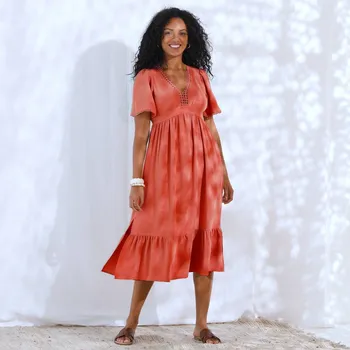 Dámské šaty Dlouhé volánové šaty s macramé výstřihem korálová 50