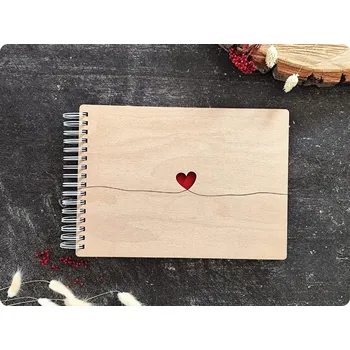 Dřevěné fotoalbum A4 - Srdce plné vzpomínek Vyber typ vazby: Pevná klasická (černá), Barva vnitřních papírů: Latte