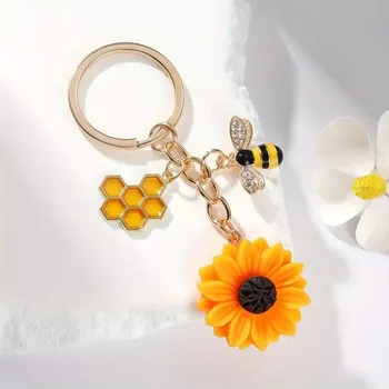 Přívěsek na klíče včelička