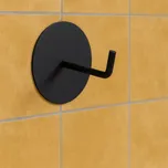 Černý kovový držák na toaletní papír Text