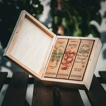 Omáčka Dárkový set omáček La Plantation černý, zelený Kampotský pepř a Khmer Masala, dřevěný box