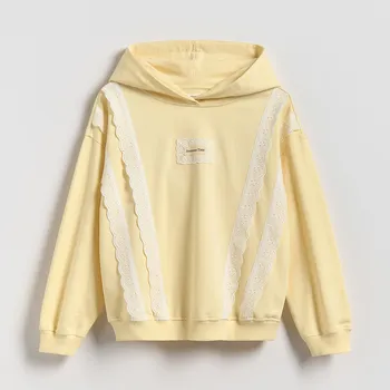 Dětská móda Reserved - Mikina s&nbsp;výšivkou - světle žlutá - 253FA-10X - 253FA-10X-134