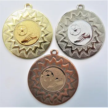 Fotbal medaile ME.104-147 Zde napište text na štítky a součet zadejte do košíku. Více informací viz.POPIS v dolní části.