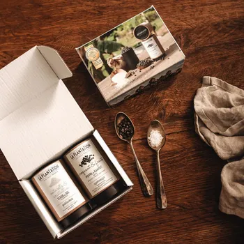 Dárkový potravinový koš La Plantation Dárková sada Kampotský fermentovaný pepř a Fleur de Sel 2x50g