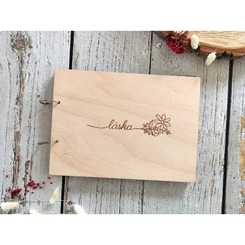 Fotoalbum Dřevěné fotoalbum A4 - Příběh lásky Vyber typ vazby: Dva doplňovací kroužky (sříbrné), Barva vnitřních papírů: Čokoládová