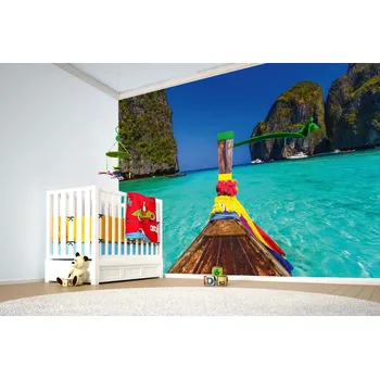 Fototapeta DIMEX | Samolepicí vliesová fototapeta na zeď Loď v Maya Bay MA-5-3143 | 375 x 250 cm | zelená, modrá, hnědá + Samolepicí vliesová fototapeta na stěnu DIMEX Loď v Maya Bay MA53143 v rozměru 375 x 250 cm