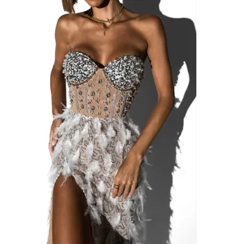 Dámské šaty Béžové třpytivé šaty KILLUA s kamínky a peřím Velikost: M