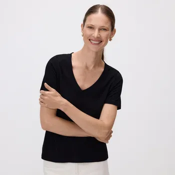 Dámské tričko Reserved - Tričko střihu regular s výstřihem do V - černý - ZS218-99X - ZS218-99X-S