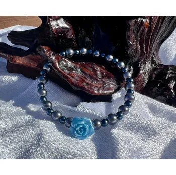 Náramek Alada beauty Perličkový náramek tmavě šedý s modrou růžičkou