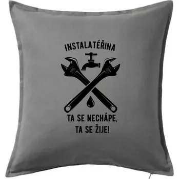 Polštář Instalatéřina, ta se nechápe, ta se žije - Polštář 50x50 - 50x50 - Včetně výplně ( Tmavě šedý melír )