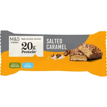 Marks & Spencer Proteinová tyčinka s příchutí slaného karamelu máčená v mléčné čokoládě s přidaným sladidlem