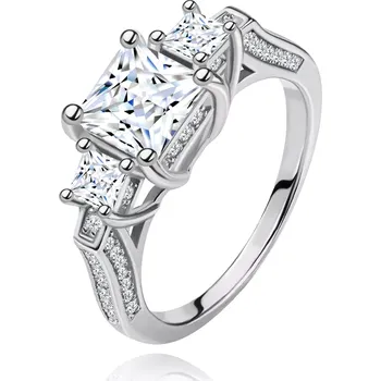 Prsten Zásnubní prsten ze stříbra 925, tři zirkonové čtverce, zdobená ramena - Velikost: 53