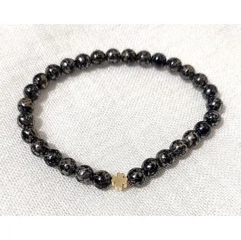 Náramek MagieKorálků.cz Korálkový náramek s kovovým doplňkem - černý 10124 Kovový korálek: čtyřlístek