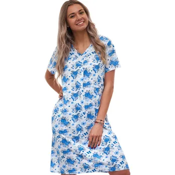 Dámská noční košile Dámská noční košilka s krátkým rukávem a véčkovým výstřihem a modrými květy 1C4110 modrá l
