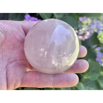 Přírodní kámen Růženín koule Ø 65mm Madagaskar 377g