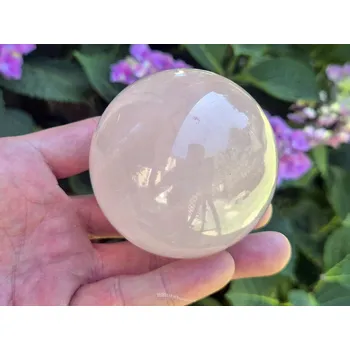 Přírodní kámen Růženín koule Ø 69mm Madagaskar 465g