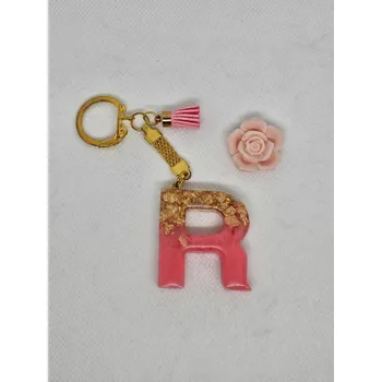 Přívěsek Růžový přívěsek R se střapečkem