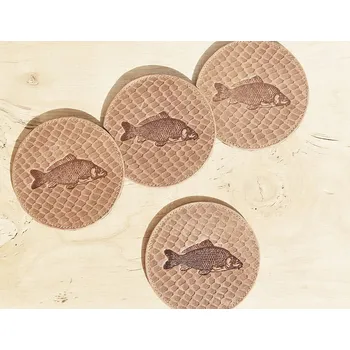 Podtácek Kožený Podtácek S "Kapr" - Dárek pro rybáře