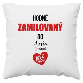 Žertovný předmět Hodně zamilovaný do ... (jméno) - polštář s potiskem - personalizovaný produkt- Tričkový.cz