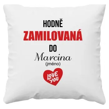 Žertovný předmět Hodně zamilovaná do ... (jméno) - polštář s potiskem - personalizovaný produkt- Tričkový.cz