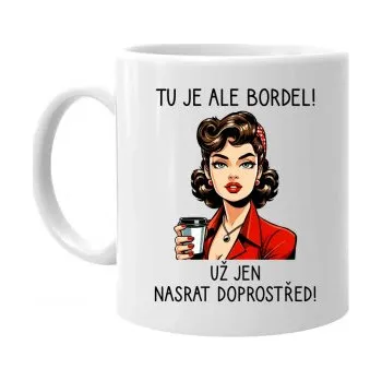 Žertovný předmět Tu je ale bordel! Už jen nasrat doprostřed! - hrnek s potiskem- Tričkový.cz