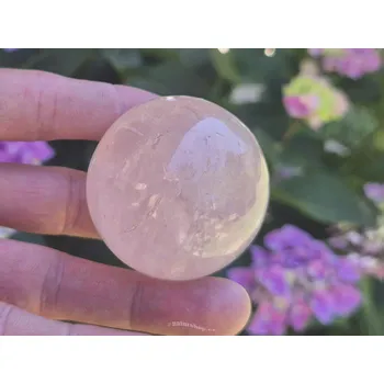 Přírodní kámen Růženín koule Ø 49mm Madagaskar 162g