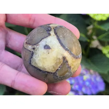 Přírodní kámen Koule ze septarie Ø51mm 204g z Madagaskaru