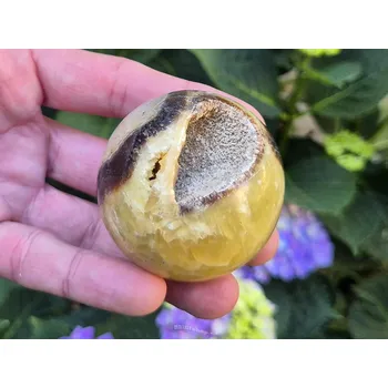 Přírodní kámen Koule ze septarie s dutinou Ø54mm 205g z Madagaskaru