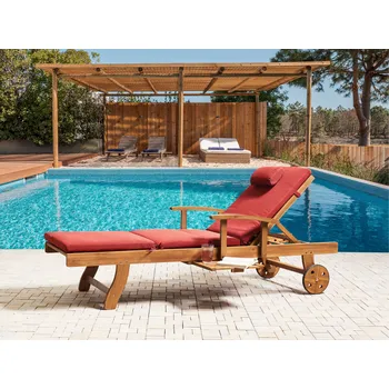 Zahradní lehátko Zahradní lehátko akáciové dřevo červený polstr nastavitelné opěradlo kolečka odolné vůči povětrnostním vlivům zahrada Beliani